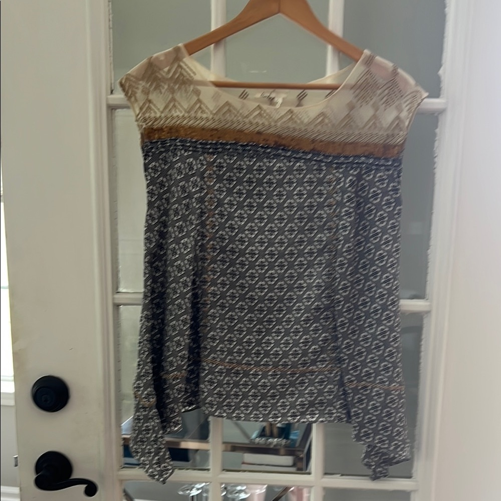 Floreat Chic Patterned Blouse with Gold Accents